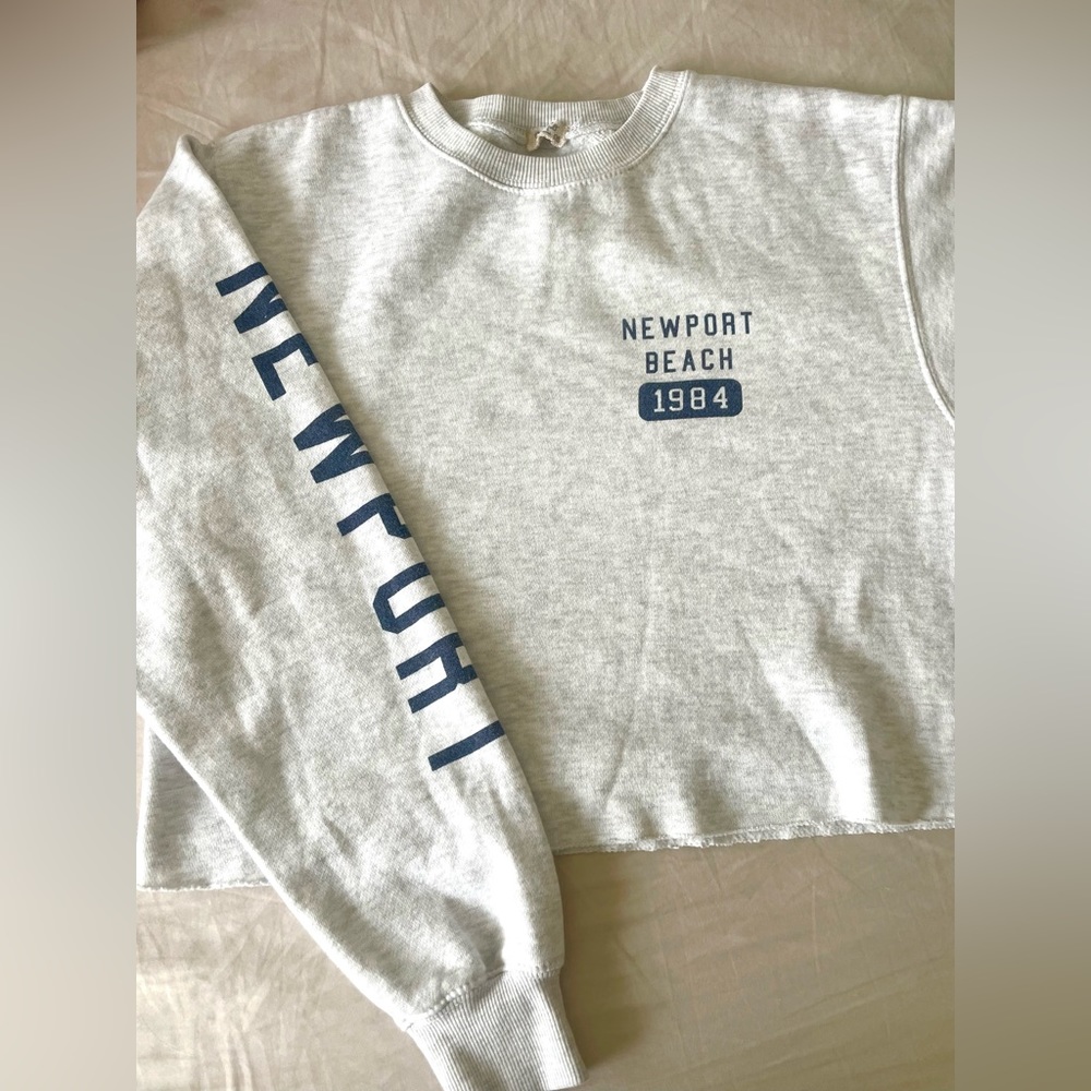 Brandy Melville Newport Beach cropped graphic crew